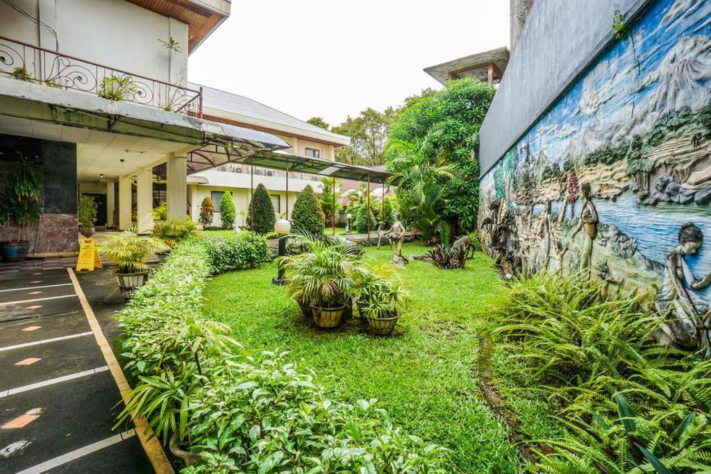Yuta Hotel Manado Exterior foto