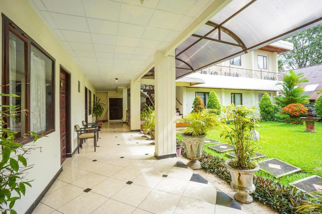 Yuta Hotel Manado Exterior foto