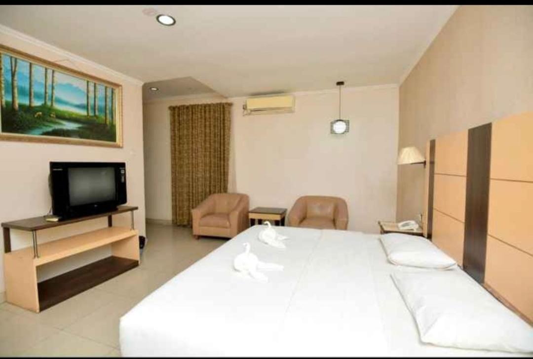 Yuta Hotel Manado Exterior foto
