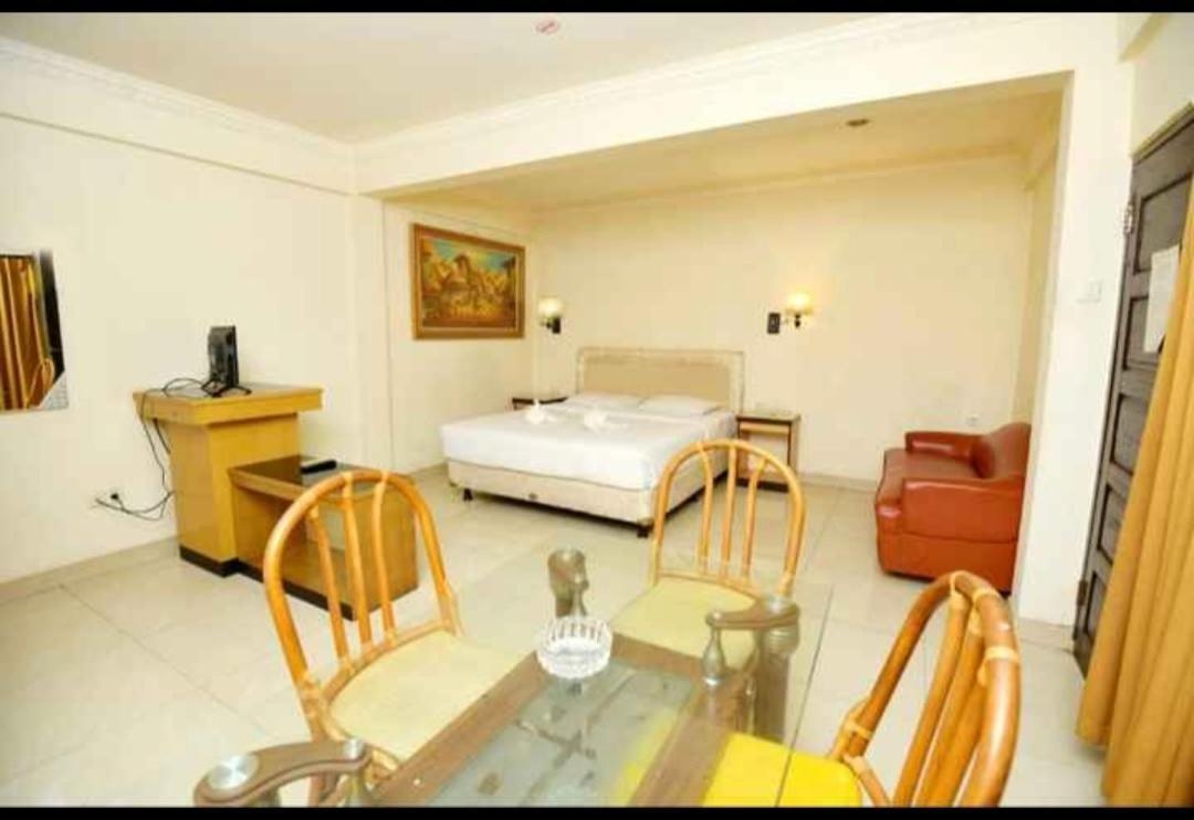 Yuta Hotel Manado Exterior foto